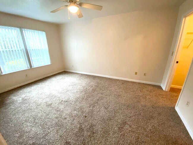 Building Photo - 2550 N Alafaya Trail
