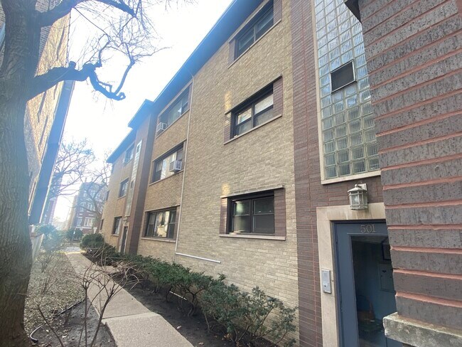 Building Photo - 501 Sheridan Rd