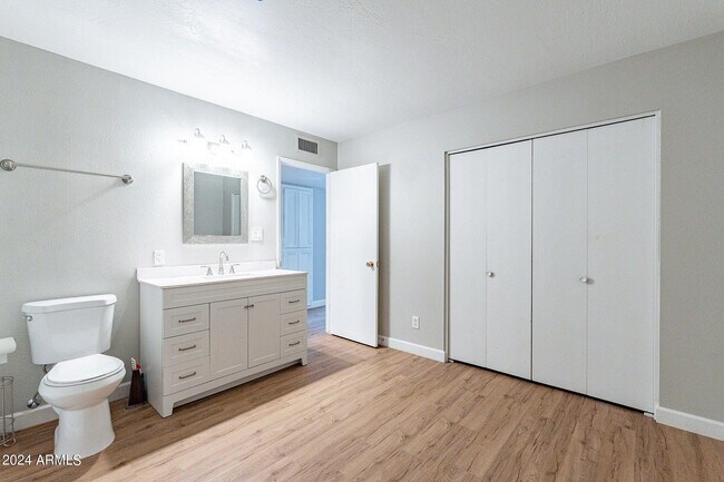 Building Photo - 110 W Seldon Ln