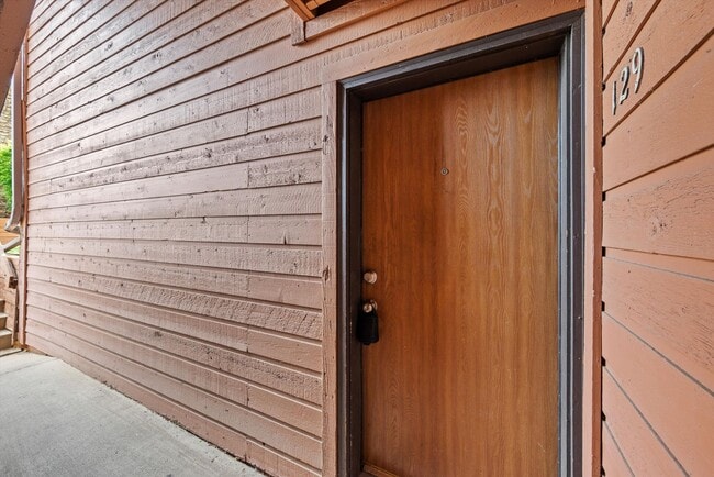 Building Photo - Updated 1 Bed Condo | Reserved Parking, Covered Patio & Fireplace