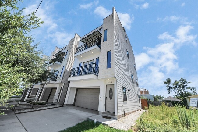 Building Photo - 1112 Amundsen St