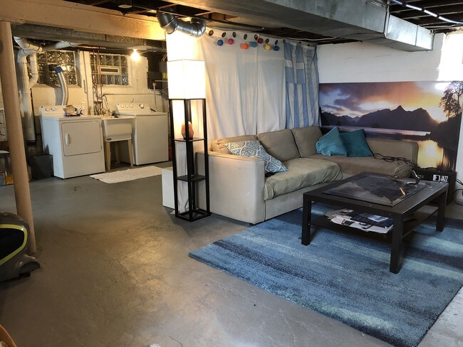 Building Photo - 671 Wordsworth St