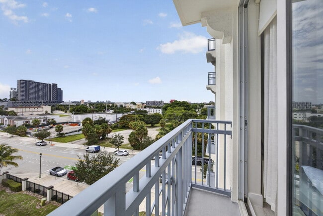 Building Photo - 403 S Sapodilla Ave