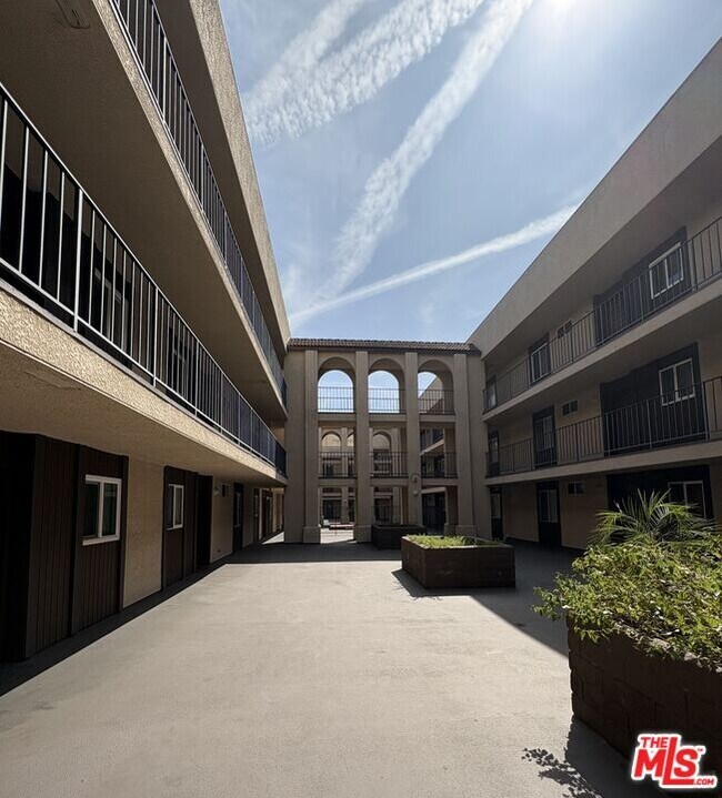 Building Photo - 433 S Manhattan Pl