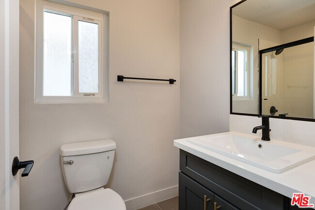 Building Photo - 845 S Kenmore Ave