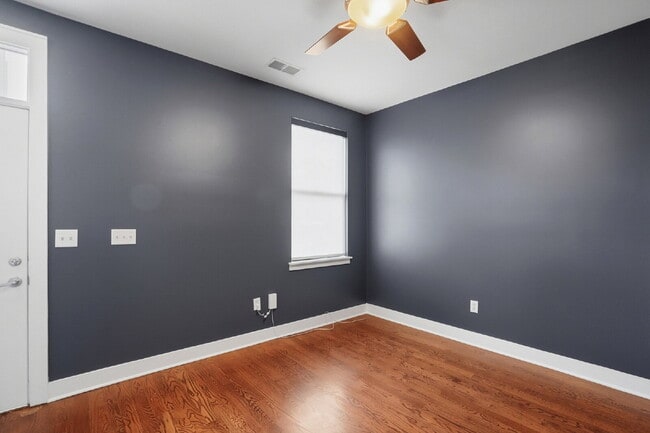 Building Photo - Modern Multi-Level 2BR Retreat with Garage Near Uptown Charlotte