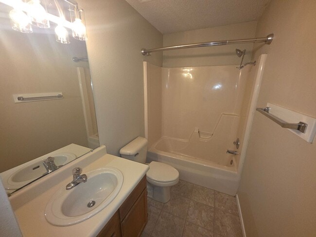Building Photo - Nice 3 bedroom 2 bath home with fenced in ...