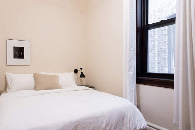 Building Photo - 1542 N Oakley Blvd