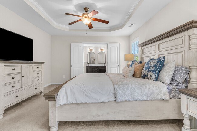 Building Photo - 4 bedroom 2.5 bathroom home close to beaches, shopping, and Marine Corps Bases.