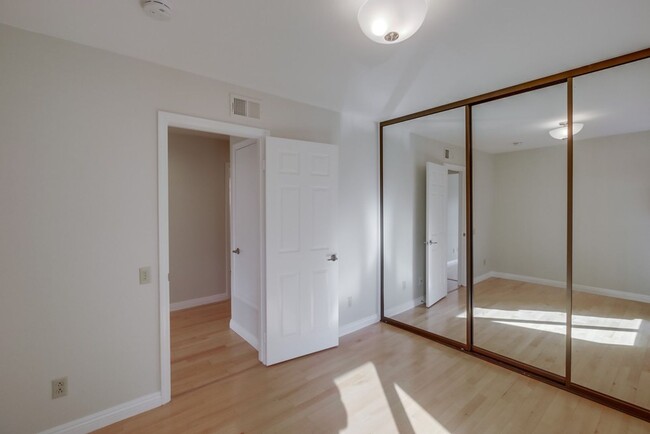 Building Photo - *$250 MOVE-IN DISCOUNT* Light and Bright B...