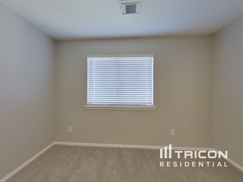 Building Photo - 33111 Cottonwood Bend