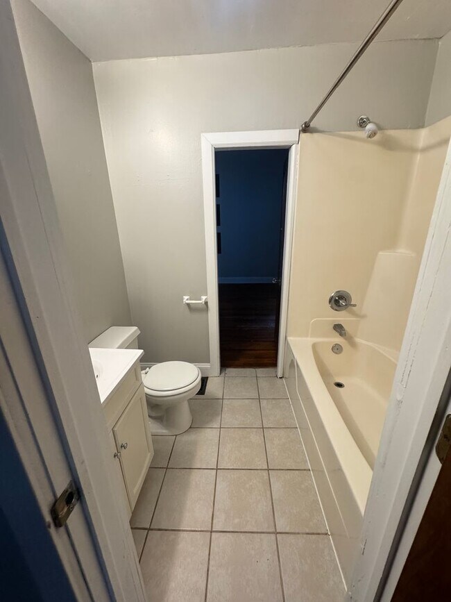 Building Photo - 3 BED home with rear patio available AUGUST!
