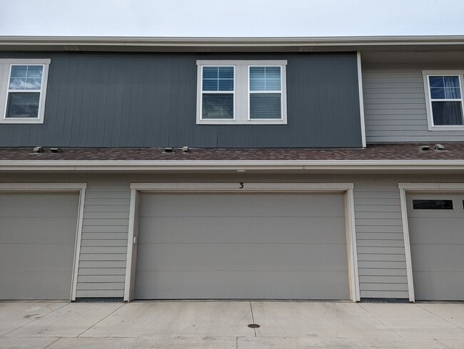 Building Photo - Beautiful Newer Townhome