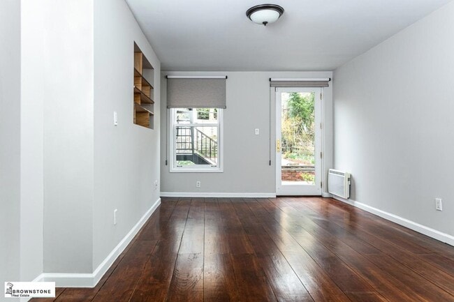 Building Photo - 471 Henry St