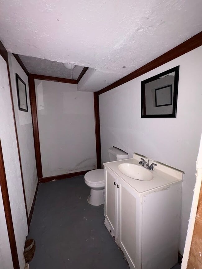 Building Photo - Three bedroom two bathroom home for rent