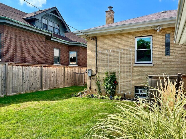 Building Photo - 940 N Oak Park Ave