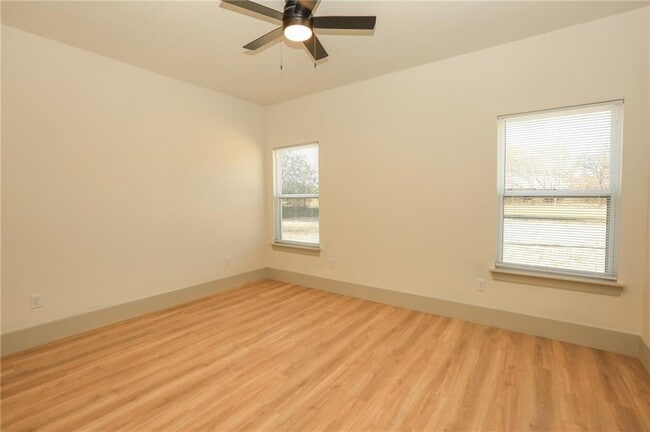 Building Photo - 655 N Genevieve Ave