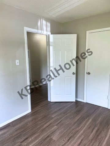 Building Photo - 6 E McKellar Ave