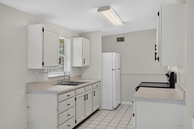 Building Photo - 87 Saratoga Cir S