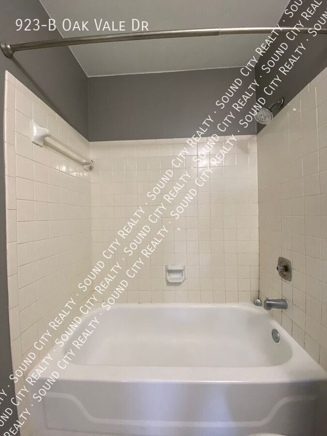 Building Photo - 923 Oak Vale Dr