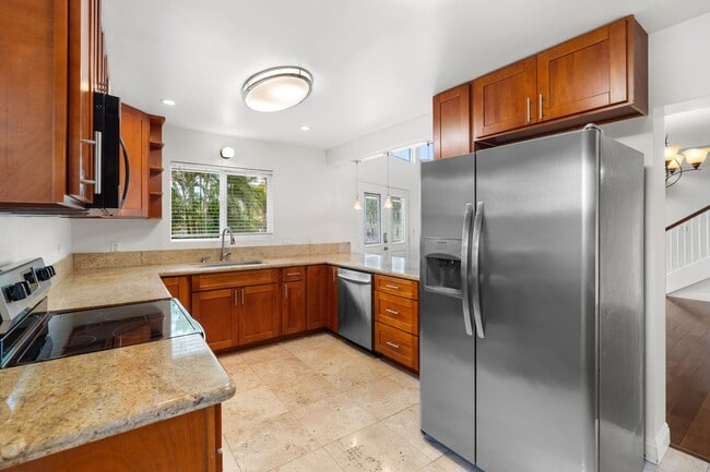 Building Photo - Kahala Home 5 bedroom 4 bath with Large Yard