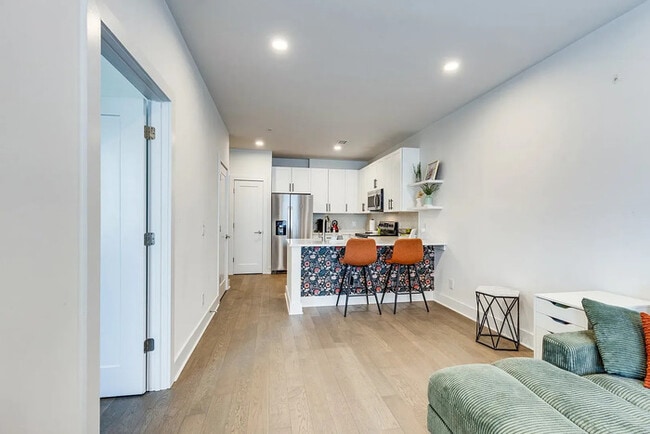 Building Photo - Stylish Updated Apartment Minutes from Downtown