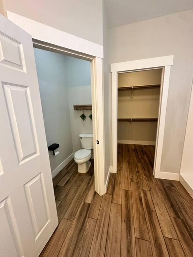 Building Photo - Beautiful Remodeled Cortina Home, 2310 sq ft, 4-bed, 2-bath home with a bonus den.