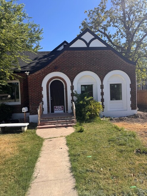 Building Photo - 2402 Saunders Ave