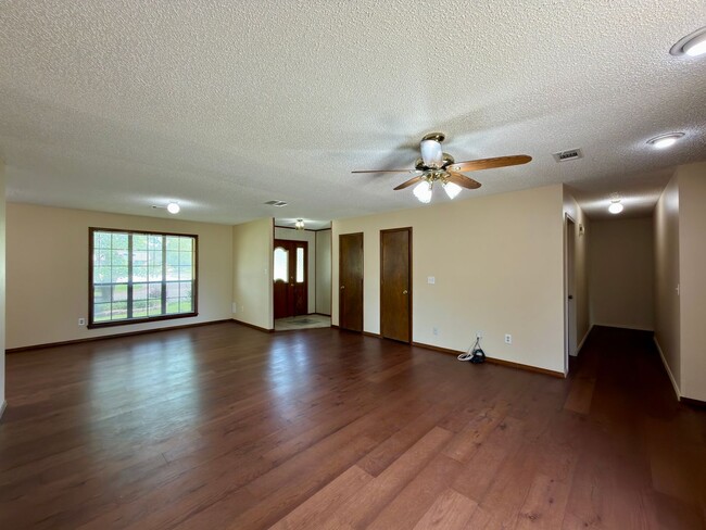 Building Photo - Gorgeous Brick Home for Rent! - 3 Bedroom, 2 Bath, 2 Car garage - 1,797 sf