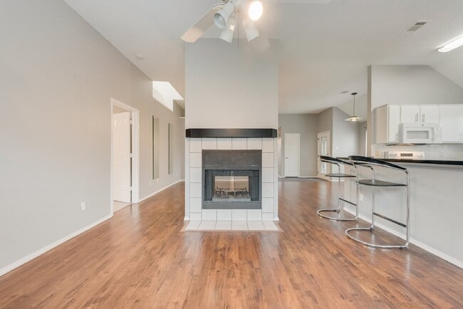 Building Photo - Garden haven 3 bed 2 bath home in H-E-B school district