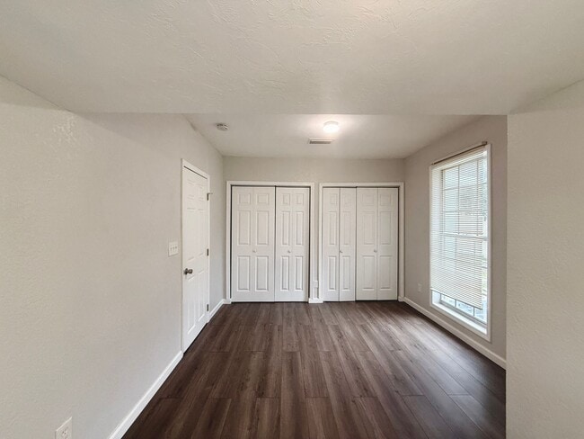 Building Photo - 2 Bedroom, 1 Bathroom Home with Yard - Flexible Leasing Option with 7 Months Lease