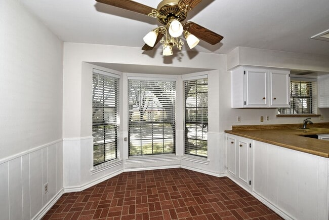 Building Photo - Lovely garden home in great location