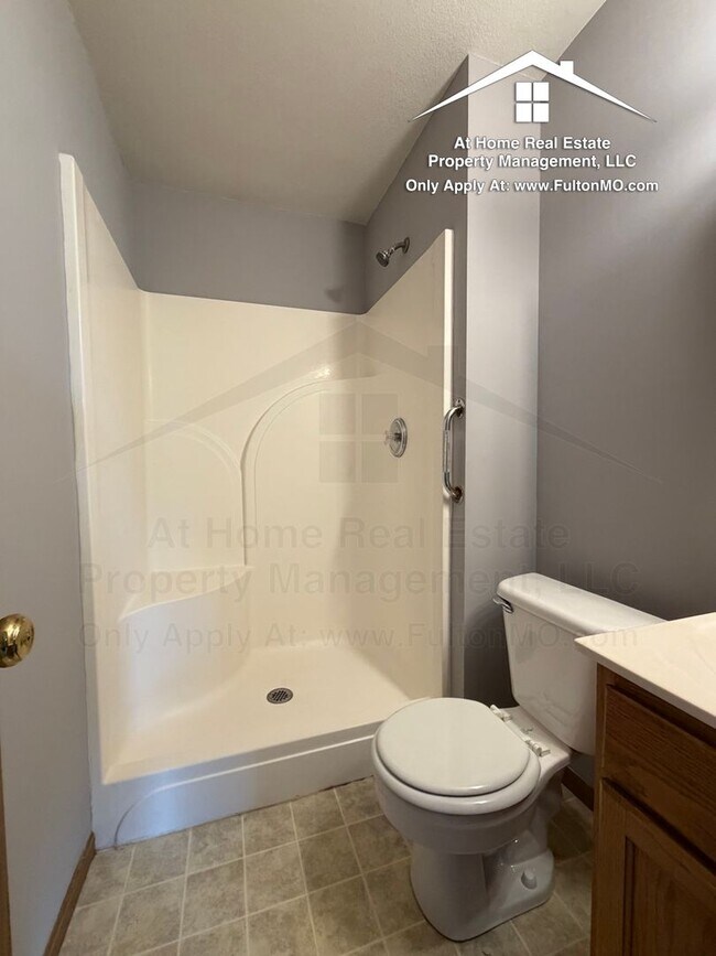 Building Photo - 427–429 Sabre Circle