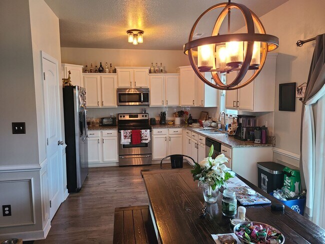 Building Photo - 4 Bed, 2.5 Bath located in The Village in Folkstone Community - Holly Ridge