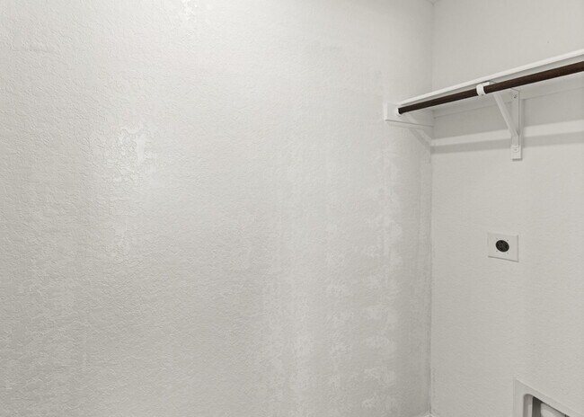 Building Photo - "Gorgeous 3-Bedroom Home with 2 Full Baths in San Antonio's Serene 1450 Sq Ft Retreat!"