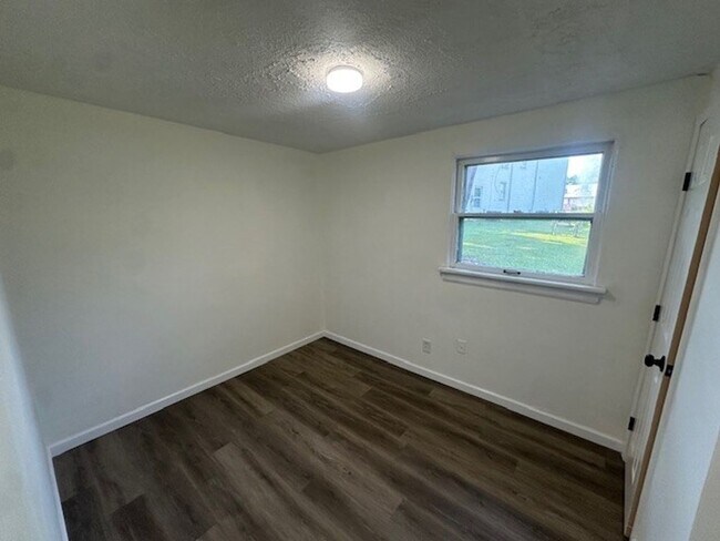 Building Photo - Chic, Sunlit & Move-In Ready – 3-Bedroom G...