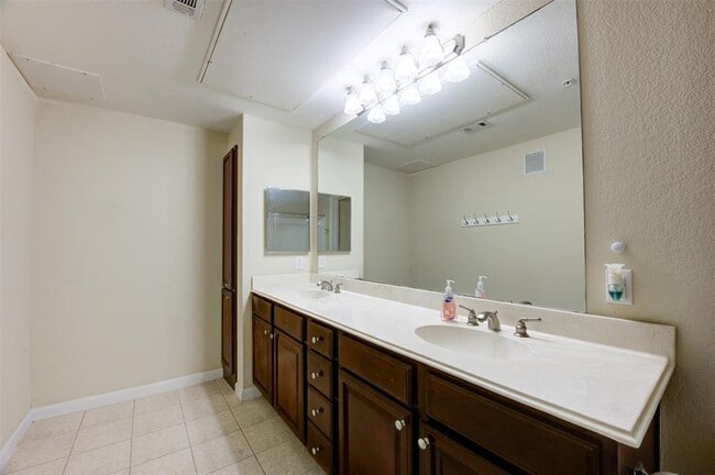 Building Photo - 7575 Kirby Dr