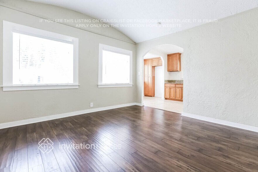 Building Photo - 2627 S Dunsmuir Ave