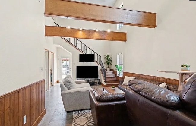 Building Photo - 7 bedroom home 2 min walk from Campus