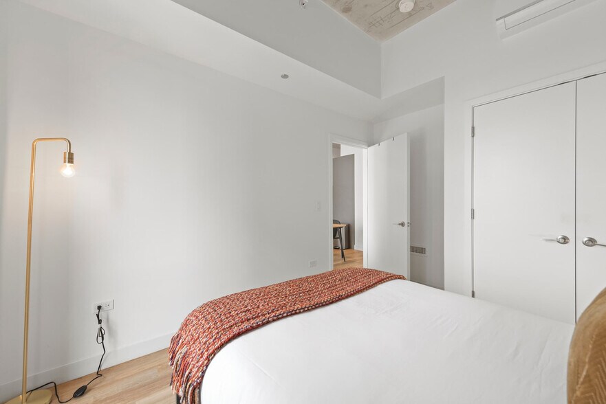 Building Photo - 853 W Blackhawk St