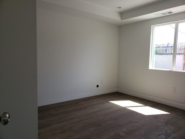 Building Photo - 10960 Avalon Blvd