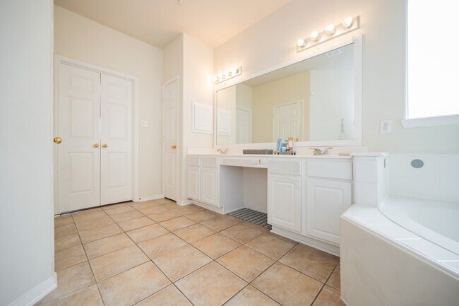 Building Photo - 1823 Blue Water Bay Dr