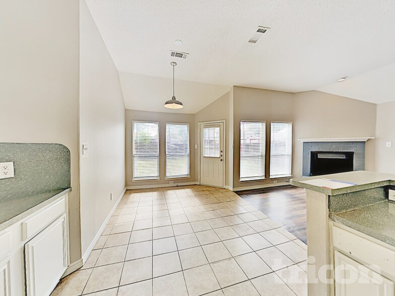 Building Photo - 228 Willow Creek Dr