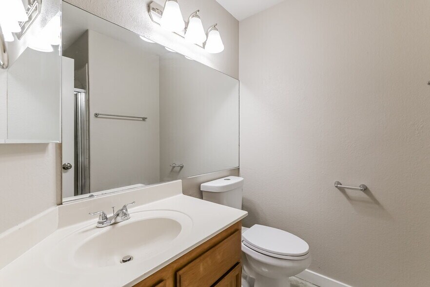 Building Photo - 2205 Farmouth Cir