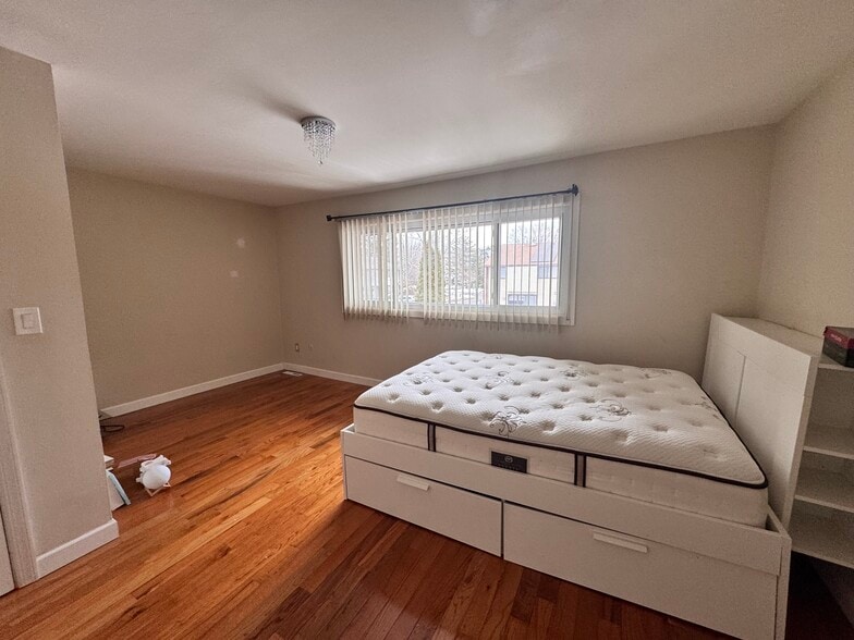 Building Photo - 489 Madison Dr