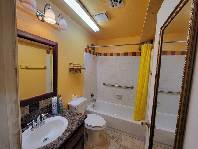 Building Photo - Single story in Montara Est 4 bed/2 full b...