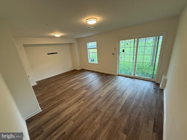 Building Photo - 326 Avon Dr