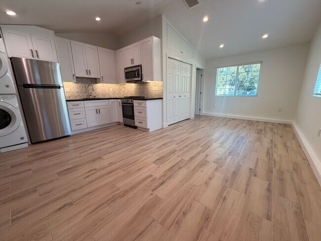 Building Photo - 7539 Royer Ave