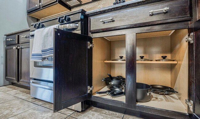 Building Photo - Westside area for Short or Long Term Rental (Completely Furnished) Beautiful 3 bed/2.5 baths plus...