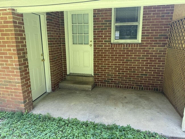 Building Photo - 1618 Trinity Cir